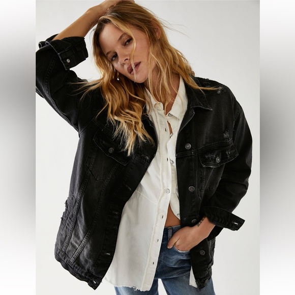 Free People We The Free Long and Lean Denim Trucker Coat Size Medium EUC - Picture 2 of 3